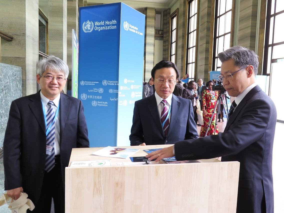 Mr Tam Chon Weng (centre) visits the United Nations Office in Geneva, Switzerland.