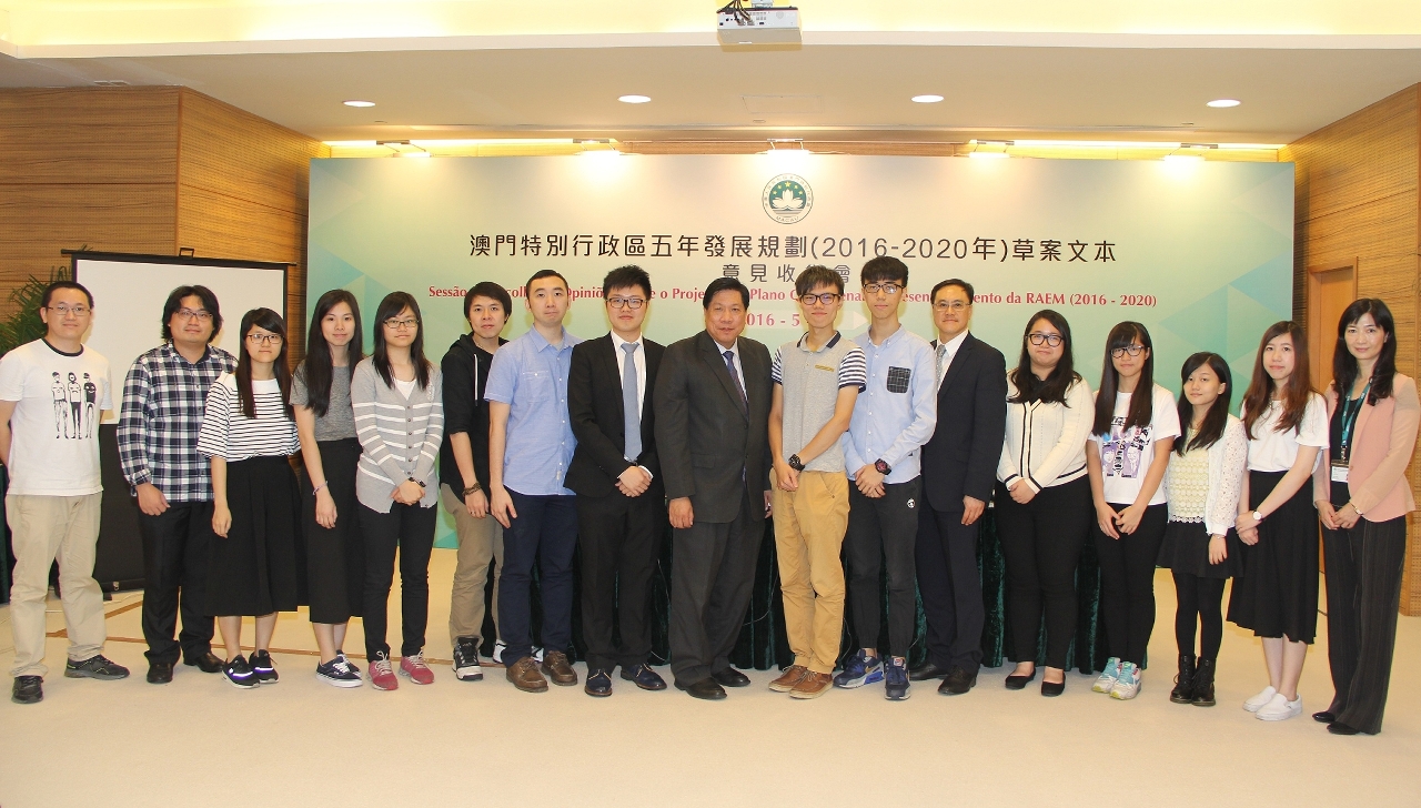 Fotografia dos representantes da Associação Geral de Estudantes Chong Wa de Macau com os responsáveis do Gabinete de Estudo das Políticas