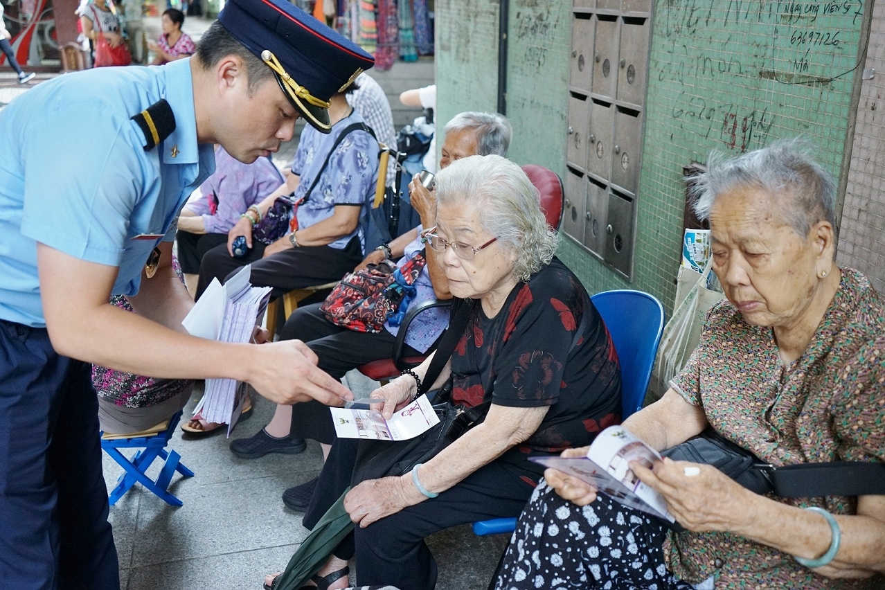 消防局派員派發防火宣傳單張