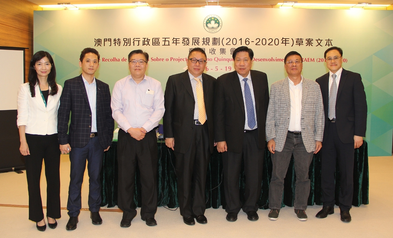 Fotografia do representante da Associação de Industria Turística de Macau com o responsável do GEP