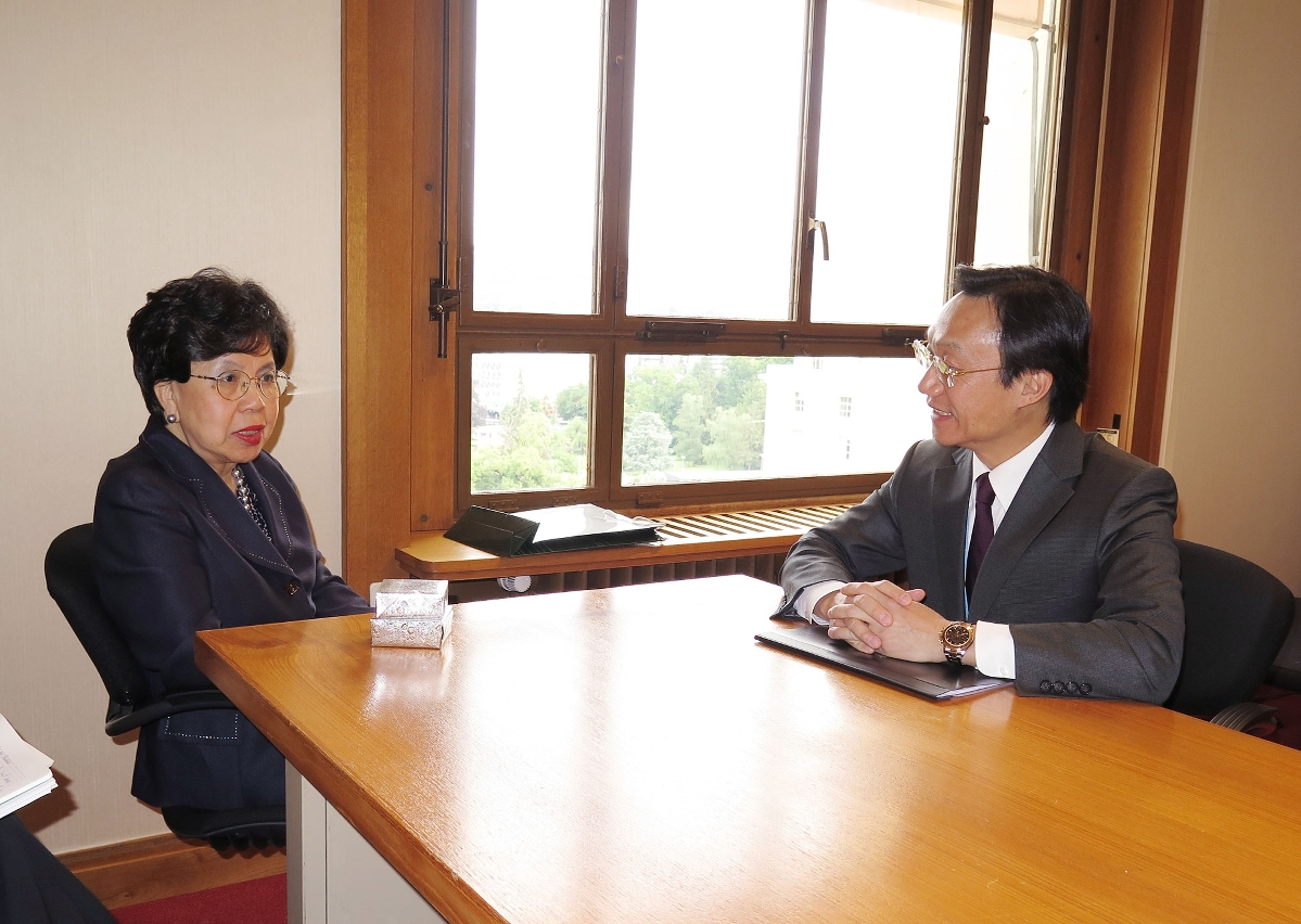 Intercâmbio entre o Secretário para os Assuntos Sociais e Cultura, Doutor Alexis Tam, e a directora-geral da OMS, Margaret Chan.