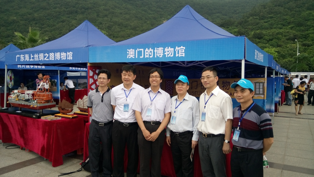 嘉賓在澳門攤位前留影