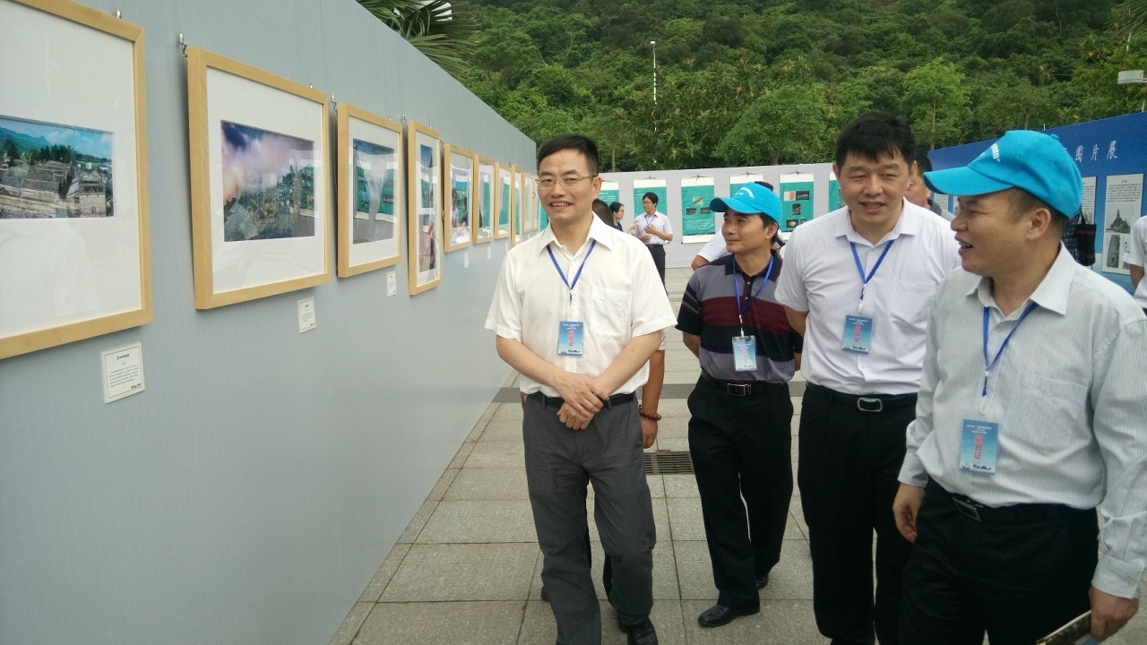 嘉賓參觀《博物館與文化景觀攝影展》