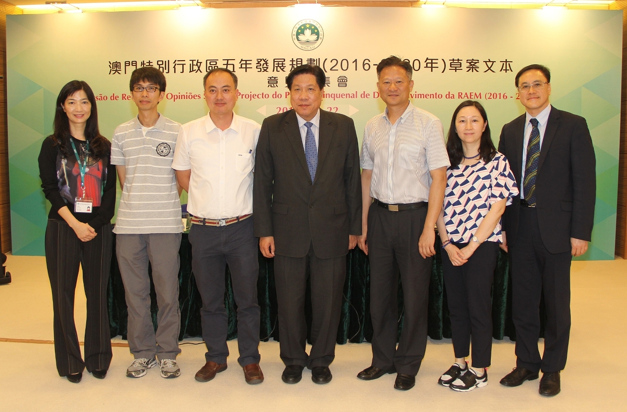 Fotografia conjunta entre os representantes da Associação Educativa da Função Pública de Macau e os responsáveis do Gabinete de Estudos e Planeamento.