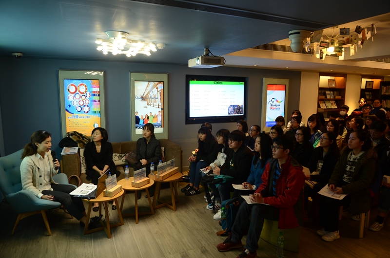 近900名家長及學生出席各地升學講解會