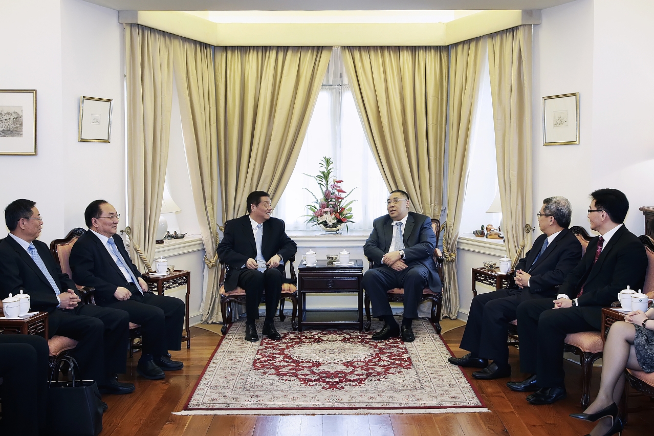 Encontro entre o Chefe do Executivo, Chui Sai On, em Santa Sancha, e o ministro da Administração-Geral das Alfândegas, Yu Guangzhou e respectiva delegação.