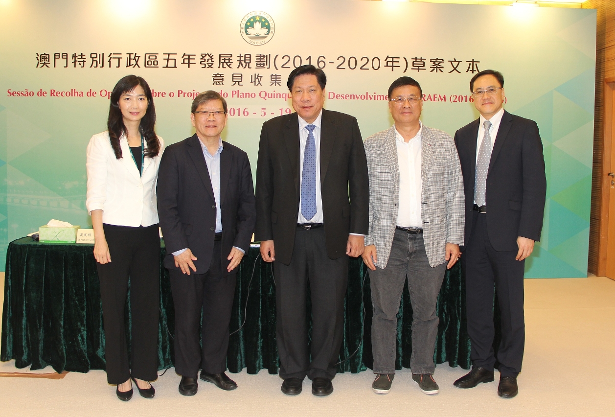Fotografia da representante da Associação das Agências de Viagens de Macau com o responsável do GEP