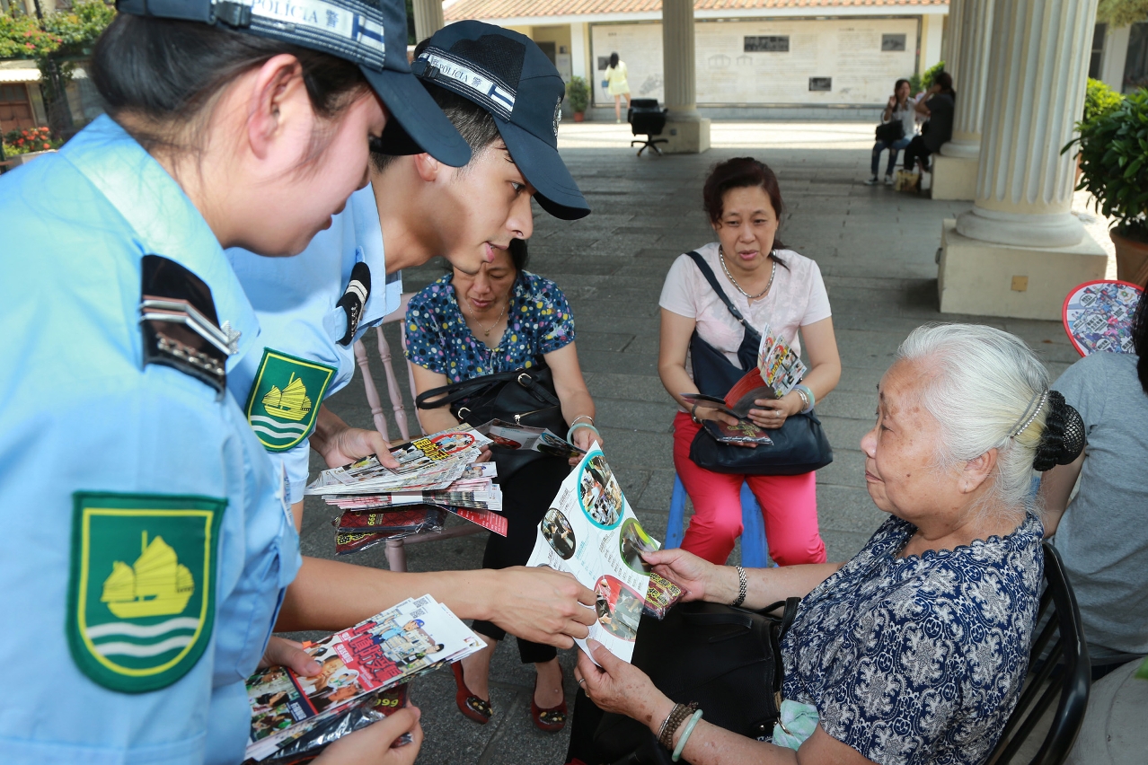 警員向市民宣傳防罪資訊