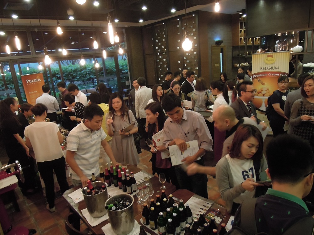 企業正進行配對洽談