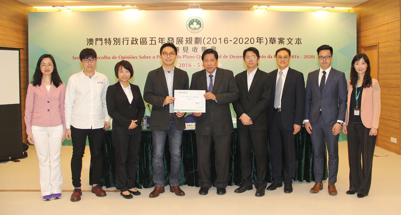 Fotografia dos representantes da Federação de Juventude de Macau com os responsáveis do Gabinete de Estudo das Políticas