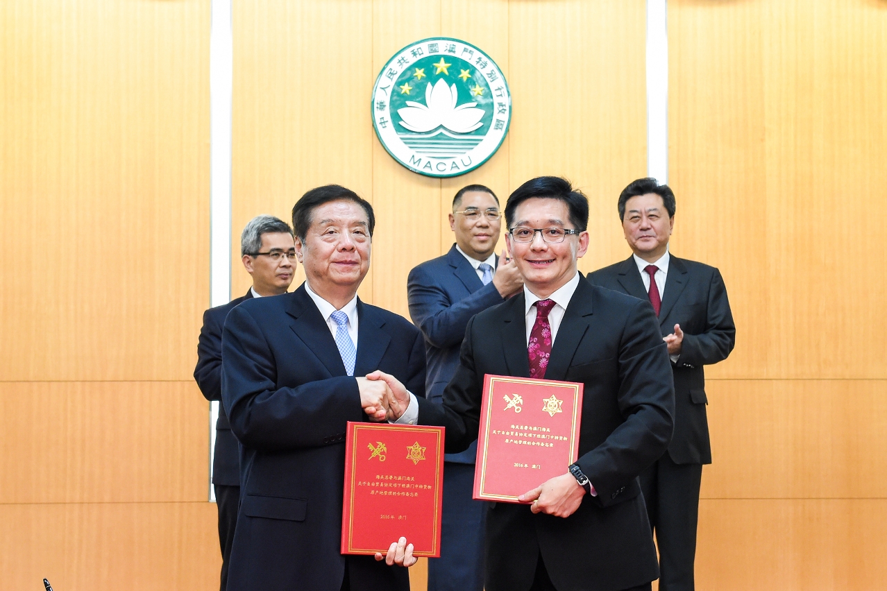 The two agreements are signed today at Government Headquarters by the Director-General of the Macao Customs Service, Mr Vong Iao Lek, and the Minister of the General Administration of Customs, Mr Yu Guangzhou (left).