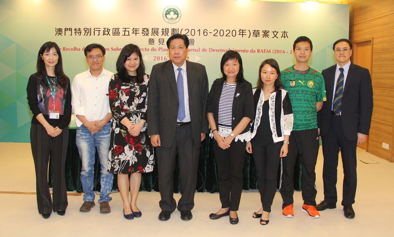 Fotografia conjunta entre os representantes da Associação de Educação de Macau e os responsáveis do Gabinete de Estudos e Planeamento.