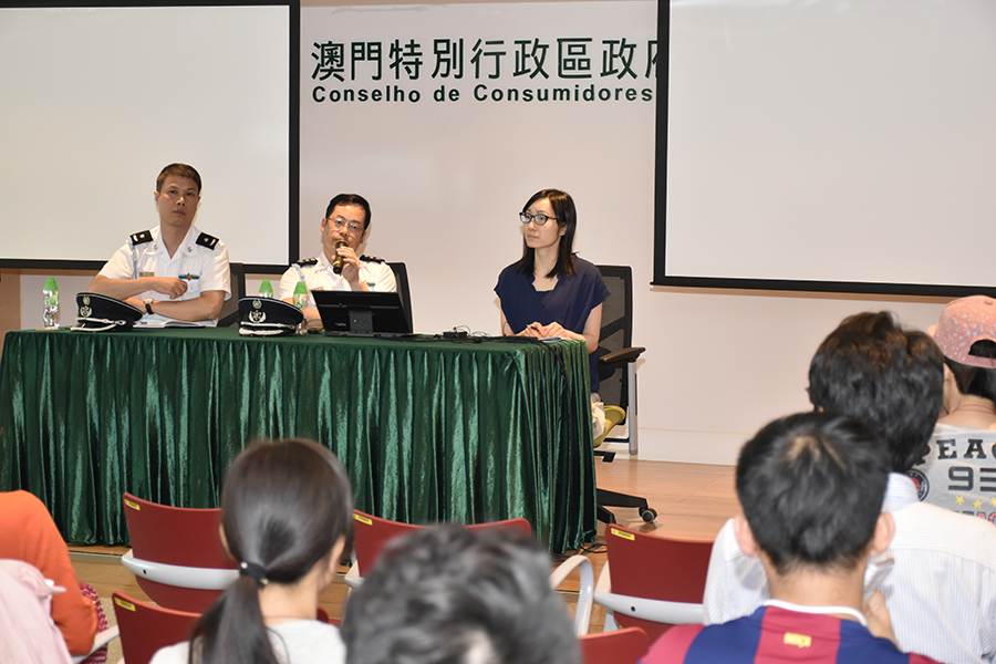 海關副關務總長、知識產權監檢處處長殷鎮玄(中)及經濟局知識產權廳顧問高級技術員黃淑慧(右)介紹本澳保護知識產權的主要法例