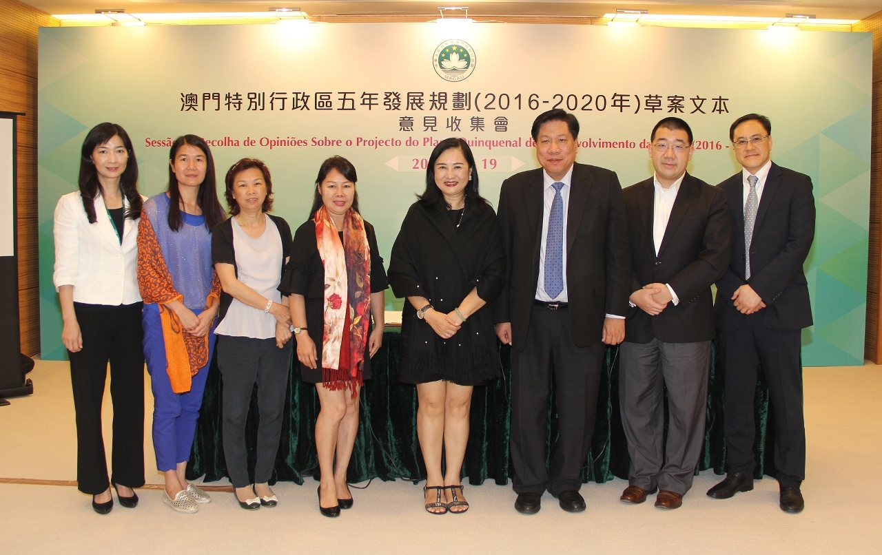 Fotografia do representante da Associação de Guia Turístico de Macau com o responsável do GEP