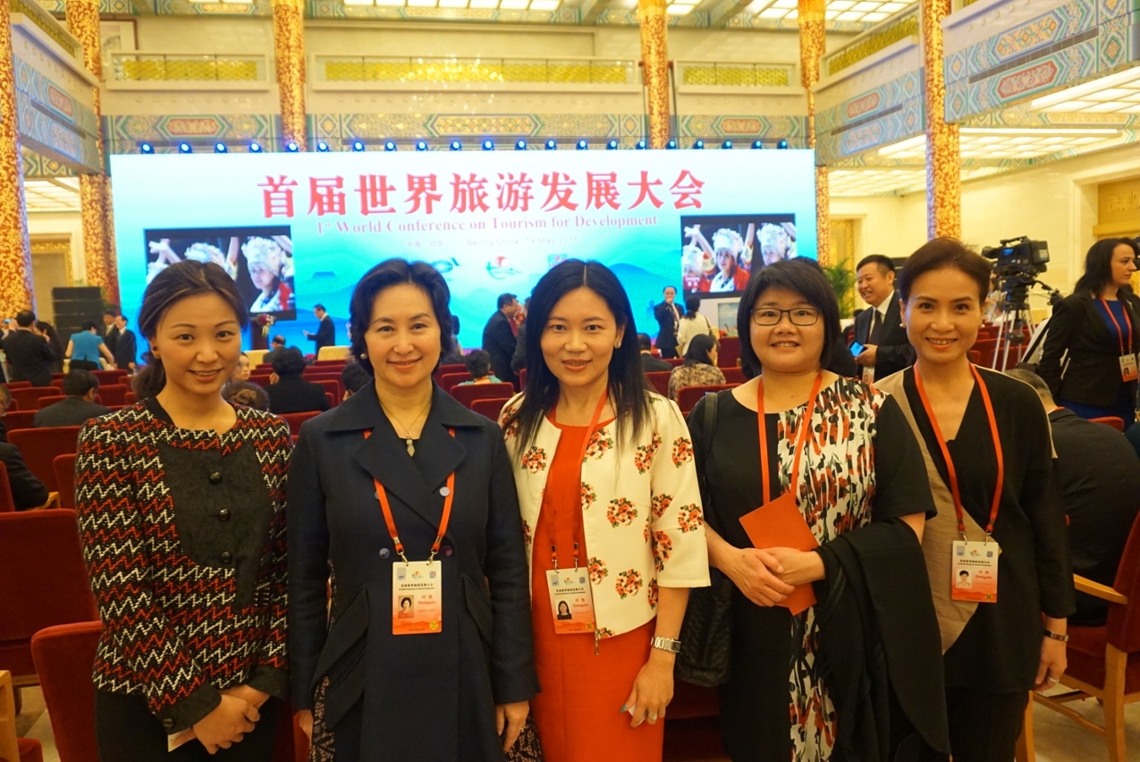 2.	Cecilia Tse (middle) and guest speaker Pansy Ho (second from left) in the Summit