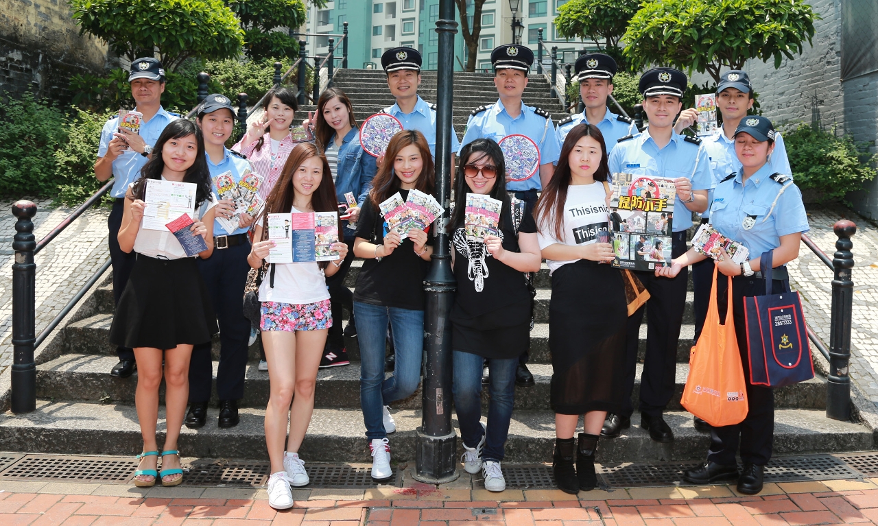 治安警察局宣傳隊伍與市民合照