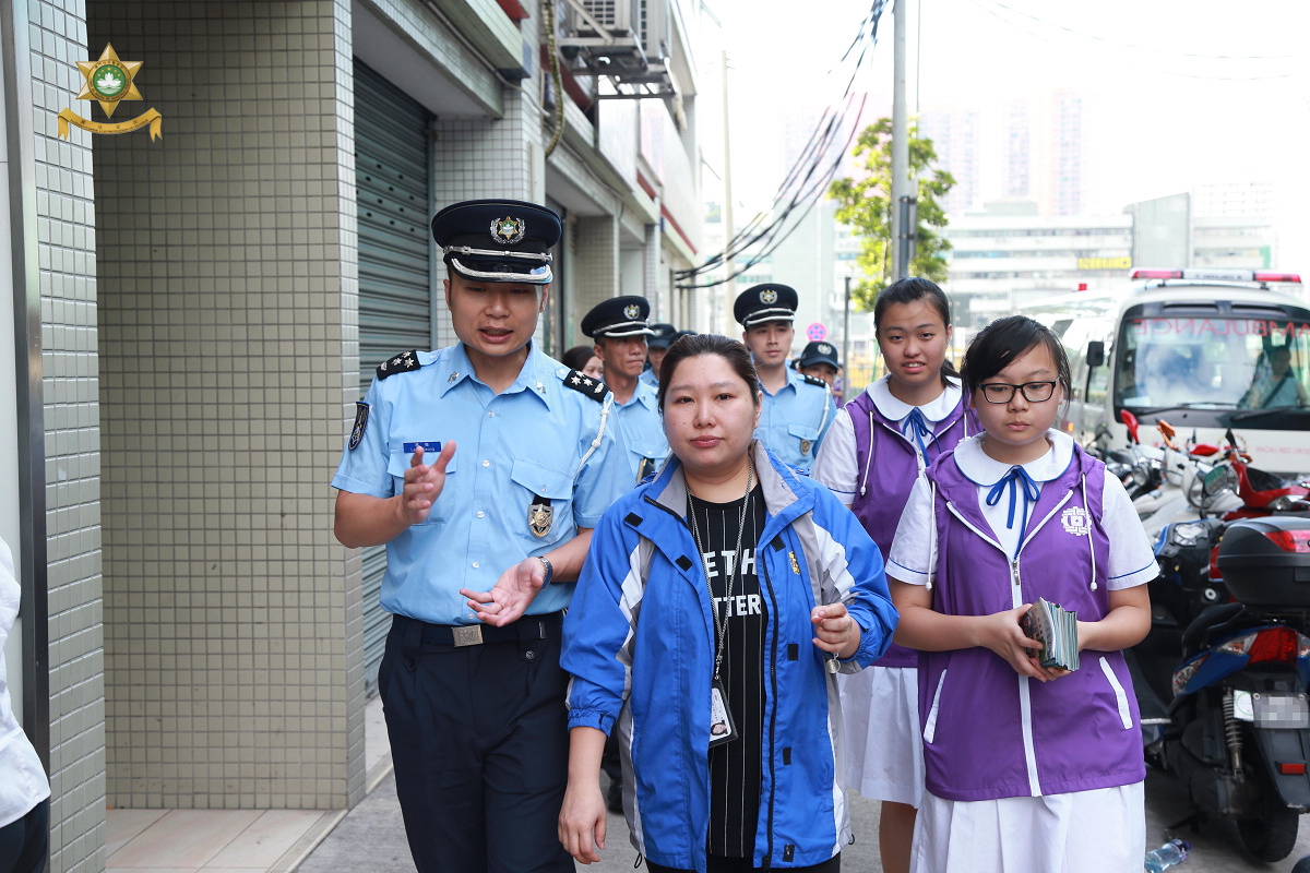 治安警察局人員與該服務中心代表實地視察社區