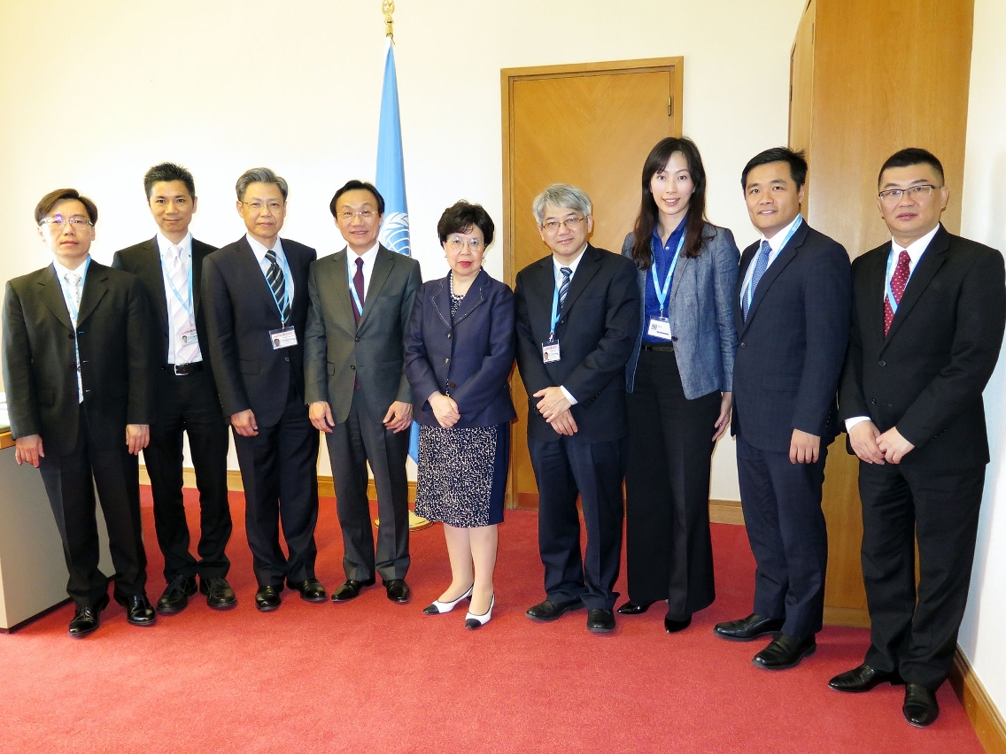 The Government delegation poses for a photograph with the Director-General of the World Health Organization, Ms Margaret Chan (centre), in Geneva, Switzerland