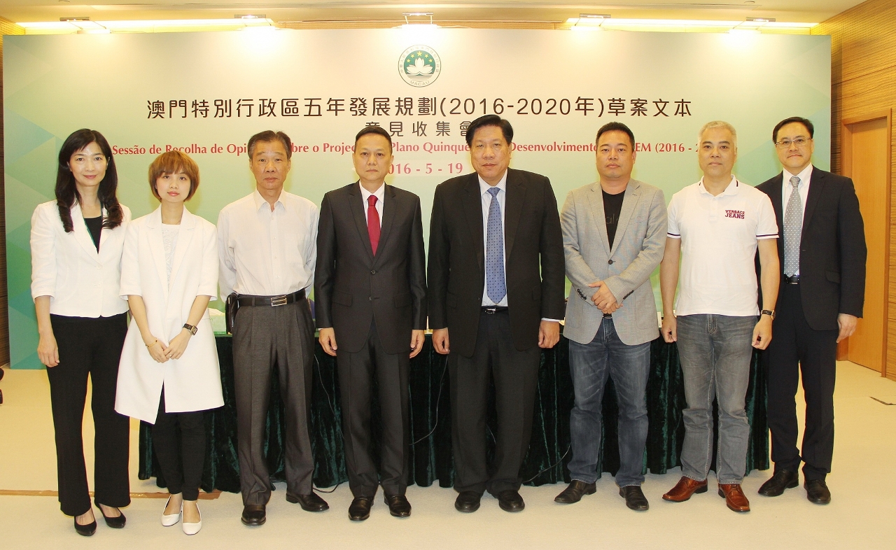 Fotografia do representante da Associação de Federação da Industria e Comercial de Turismo de Macau com o responsável do GEP