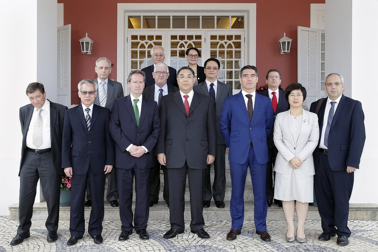 Chief Executive, Mr Chui Sai On, meets with the President of the Supreme Court of the Portuguese Republic, Mr António Silva Henriques Gaspar, at the Santa Sancha.