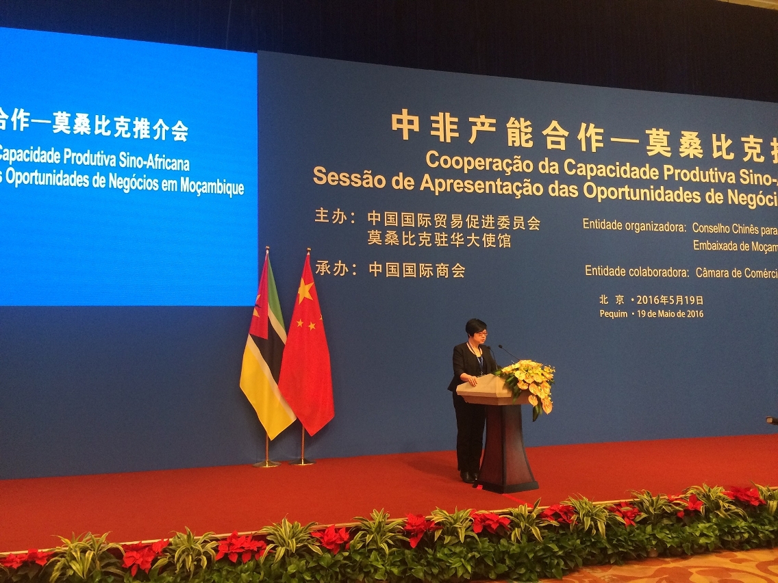 3.	A Vogal Executiva do IPIM, Dra, Glória Batalha Ung apresentando, aos participantes, sobre as oportunidades derivadas da cooperação entre Macau e Moçambique