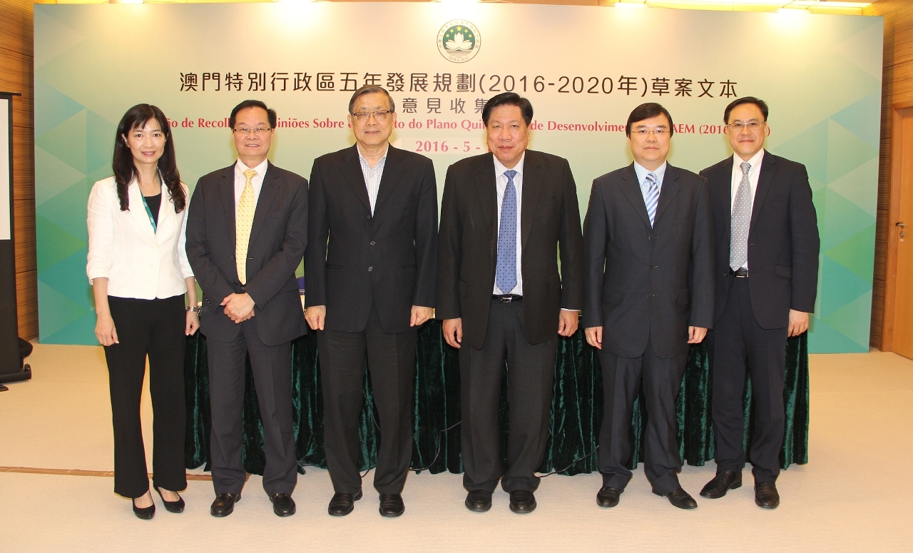 Fotografia do representante da Associação dos hoteleiros de Macau com o responsável do GEP