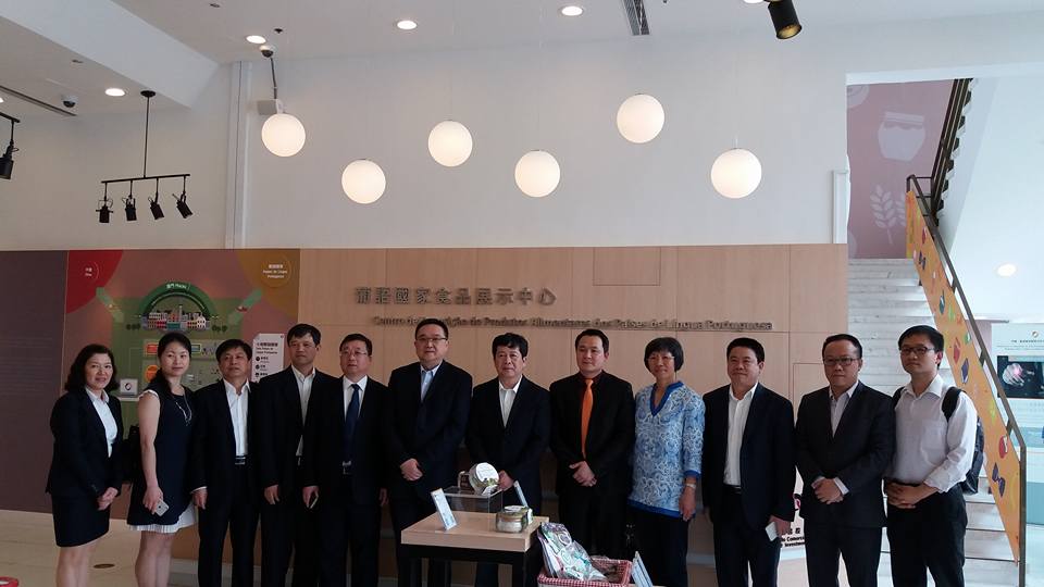 湖南省商務廳徐湘平廳長及代表參觀葡語國家食品展示中心