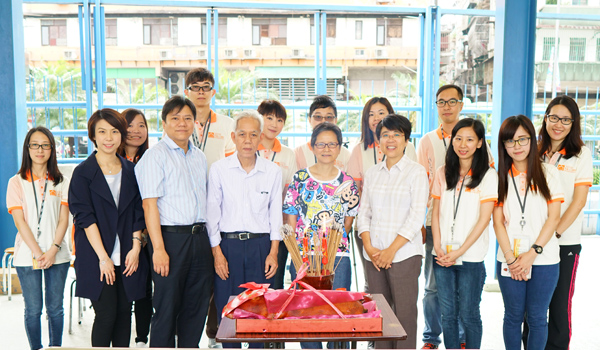 Fotografia de grupo: os dirigentes e trabalhadores da DSEC, bem como o presidente e representante da Associação de Auxílio Mútuo de Pescadores de Macau