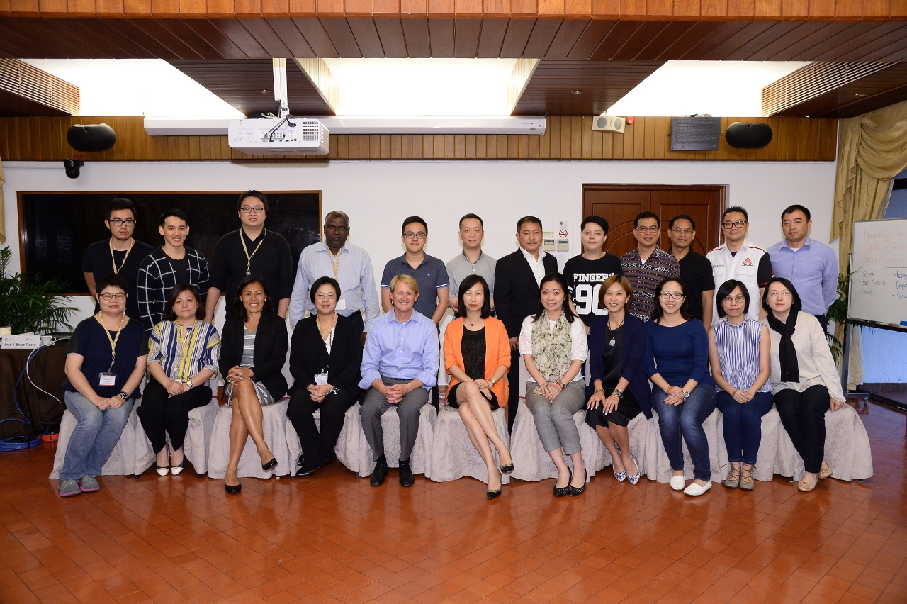 Group photo of IFT President, course leader and the participants.