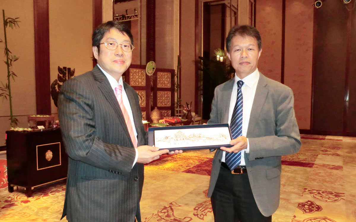 O Dr. Ieong Meng Chao, Director da DSEC ofereceu a lembrança ao representante da Associação de Hotéis de Macau