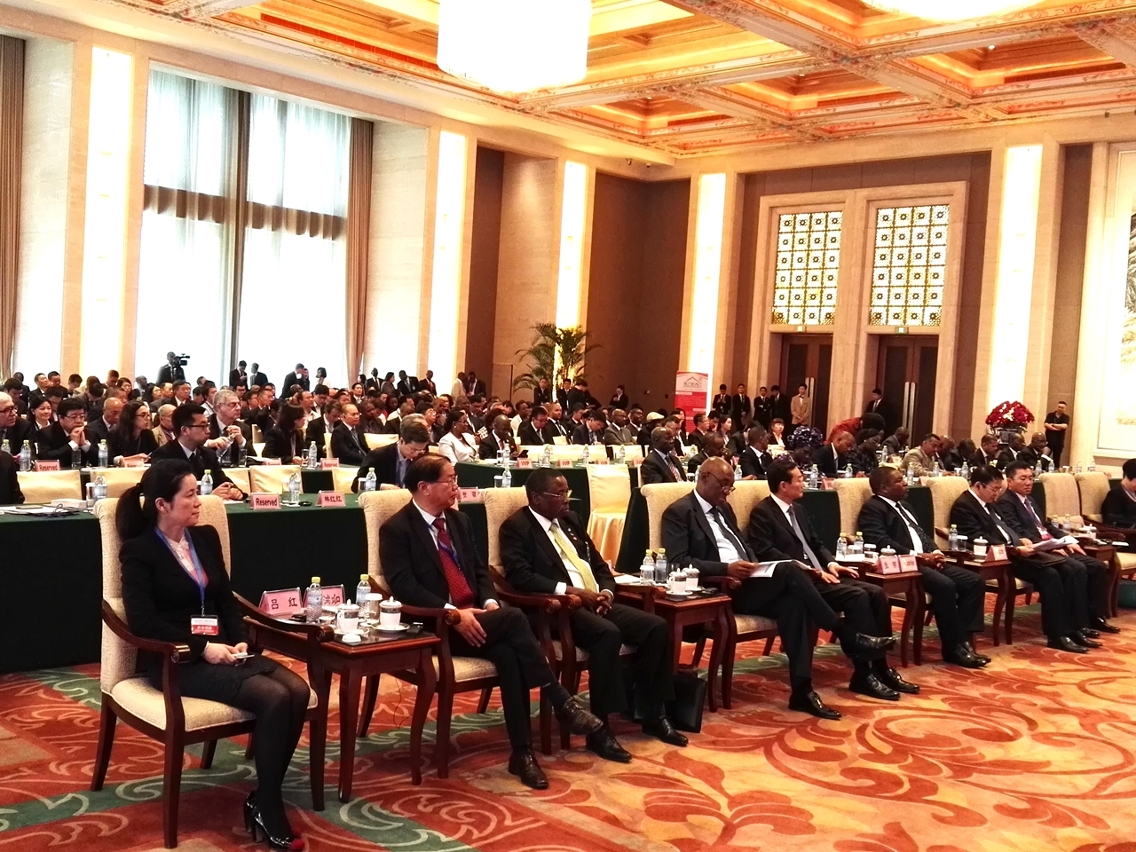 莫桑比克總統纽西出席中非產能合作-莫桑比克推介會（左六：莫桑比克總統纽西，左一：產業園董事長呂紅）