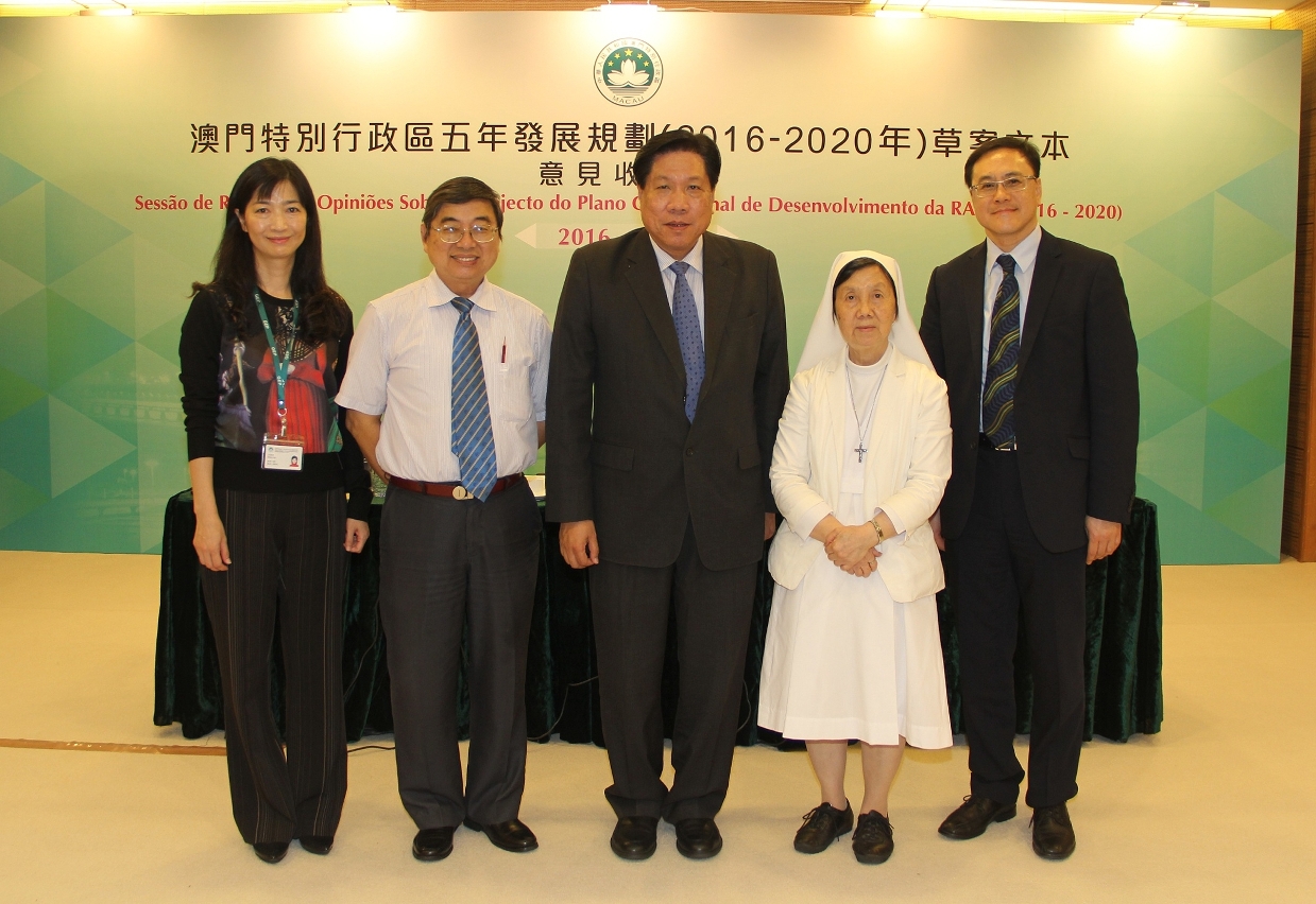 Fotografia conjunta entre os representantes da Direcção da Associação das Escolas Católicas de Macau e os responsáveis do Gabinete de Estudos e Planeamento.