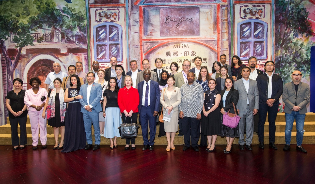 O Corpo Consular dirigiu-se ao MGM Macau para visitar a exposição “Edgar Degas: Figuras em Movimento”