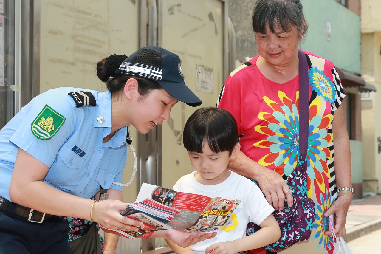 警員向市民宣傳防罪資訊