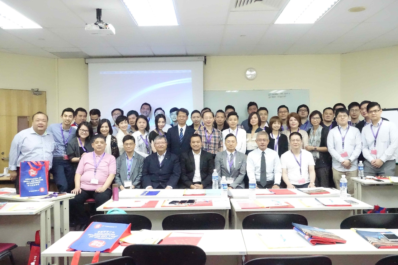 Fotografia de grupo da Delegação Empresarial de Macau com o Presidente da “ASME Singapore”, Sr. Wee Chorng Kien, Kurt (quarto à esquerda na primeira fila)