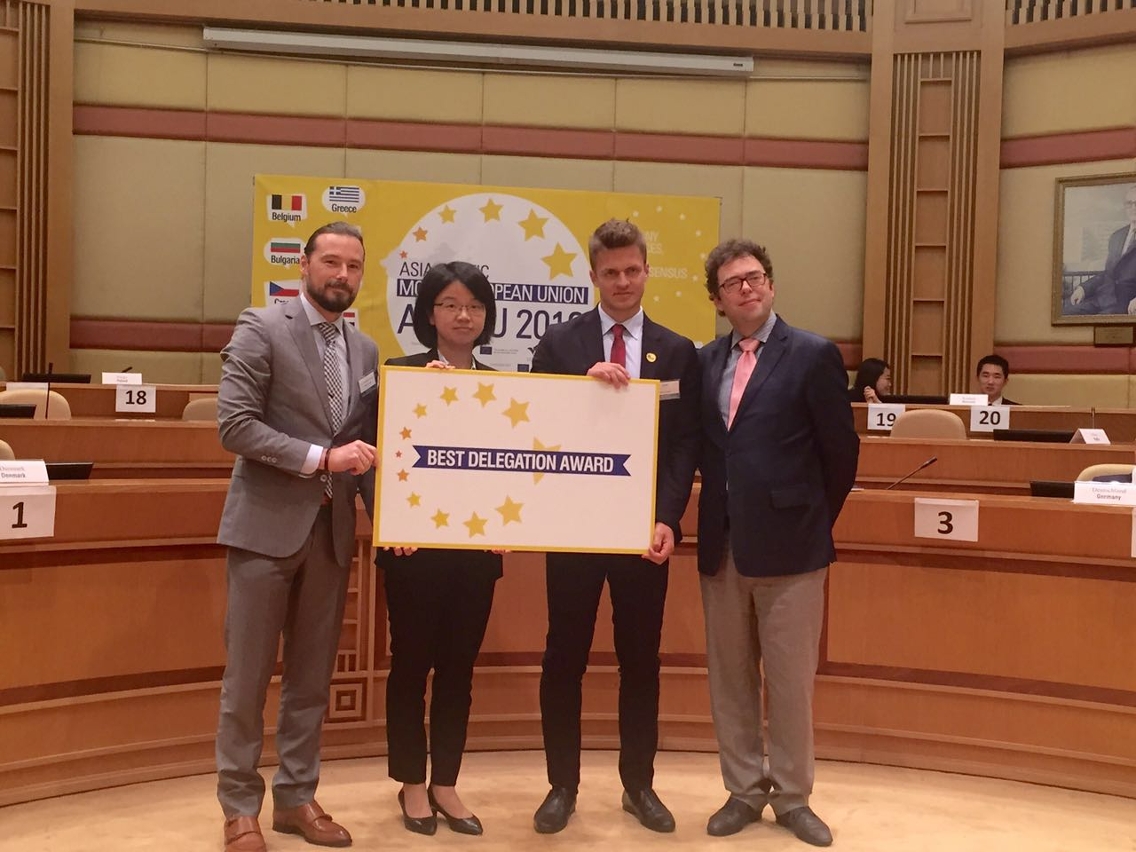 Nick Wauben and Han Xiangzhi win a Best Team Award at the Asia-Pacific Model European Union 2016