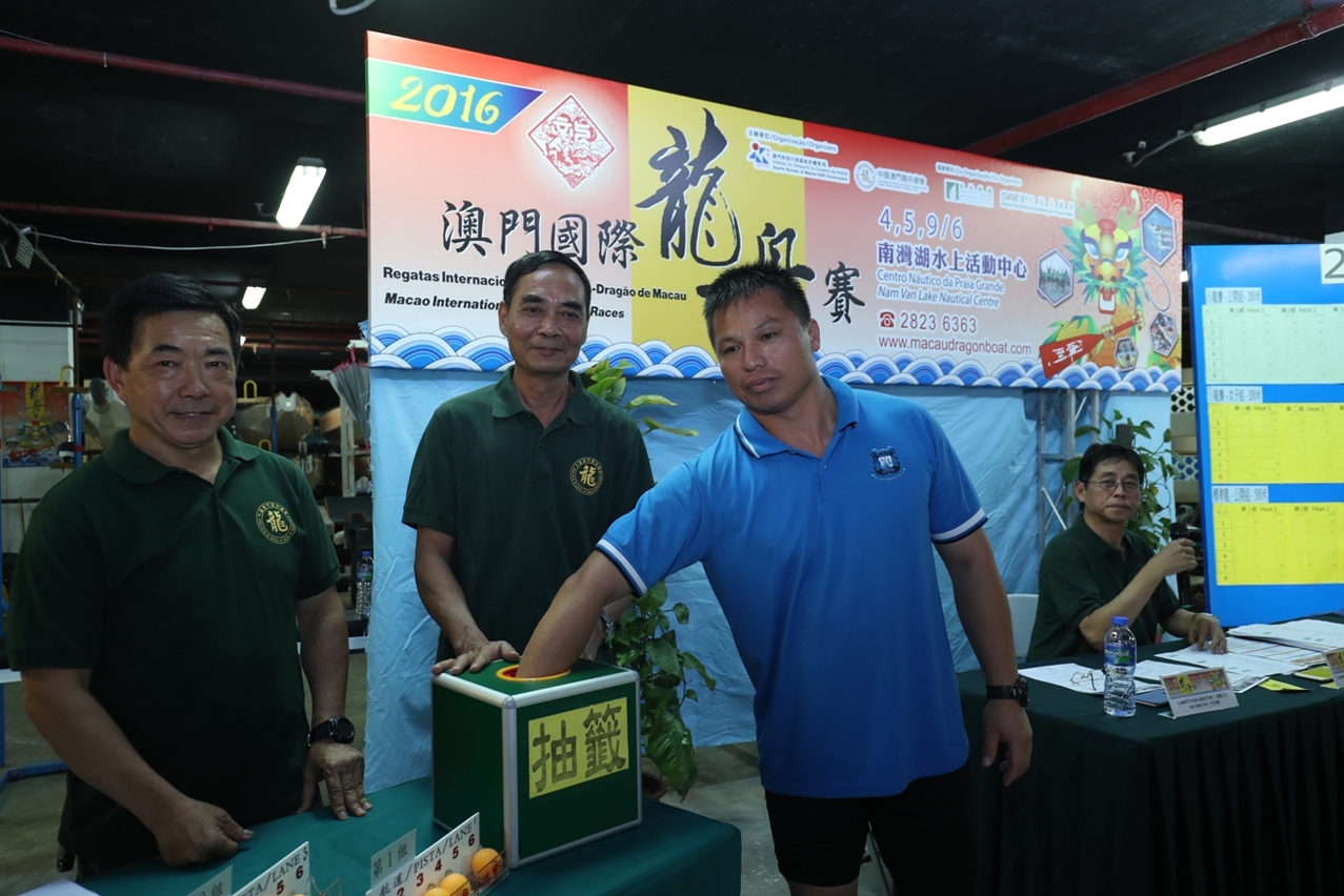 參賽隊伍代表進行抽籤