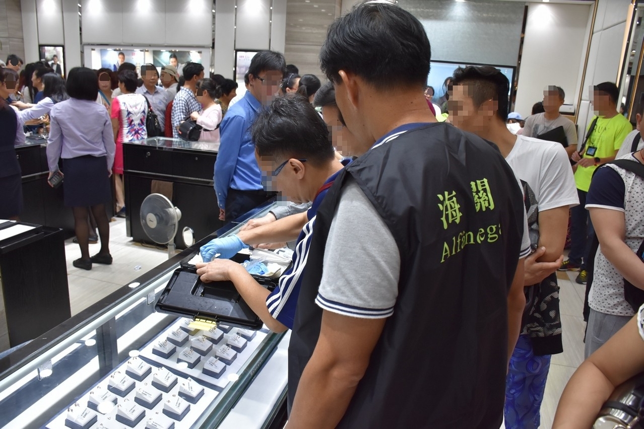 澳門海關及經濟局稽查人員在以旅客為銷售對象的店舖採取聯合巡查行動