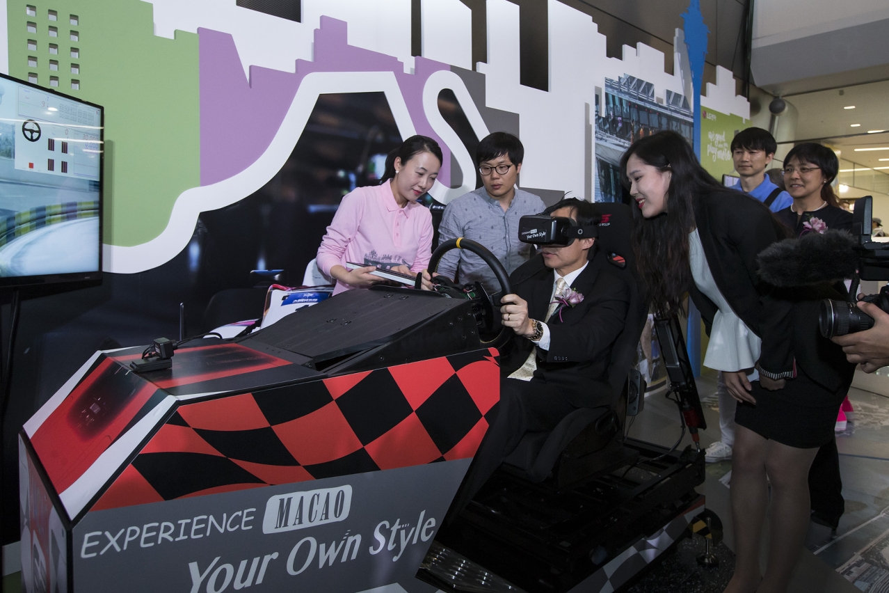 Secretário experimenta a adrenalina do simulador a 4D do Grande Prémio de Macau