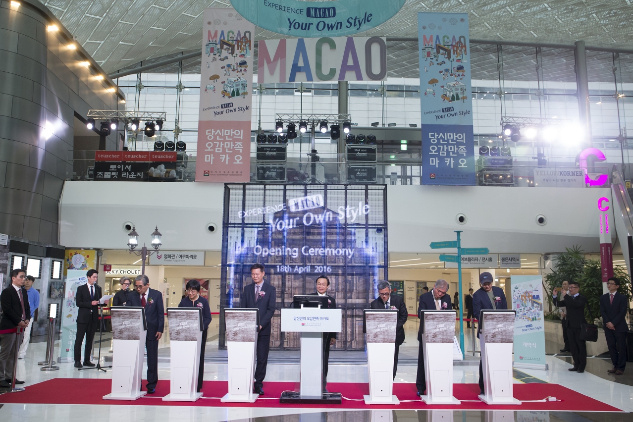Secretário para os Assuntos Sociais e Cultura e outros convidados presidem à cerimónia de abertura da promoção “Sentir Macau Ao Seu Estilo”