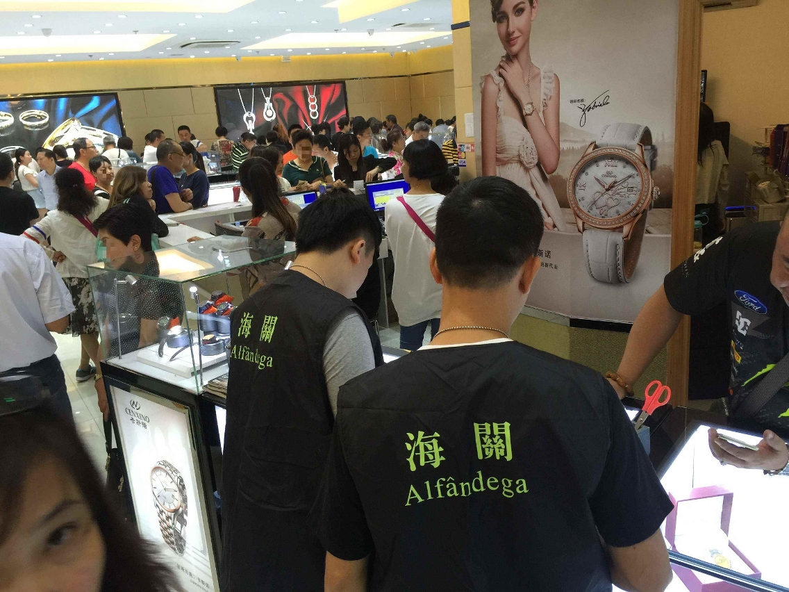 海關知識產權廳人員在本澳多間店舖進行巡查行動