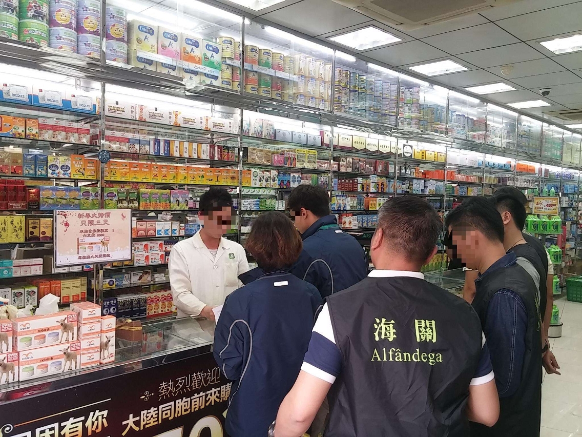 澳門海關與消費者委員會到“誠信店”派發宣傳單張