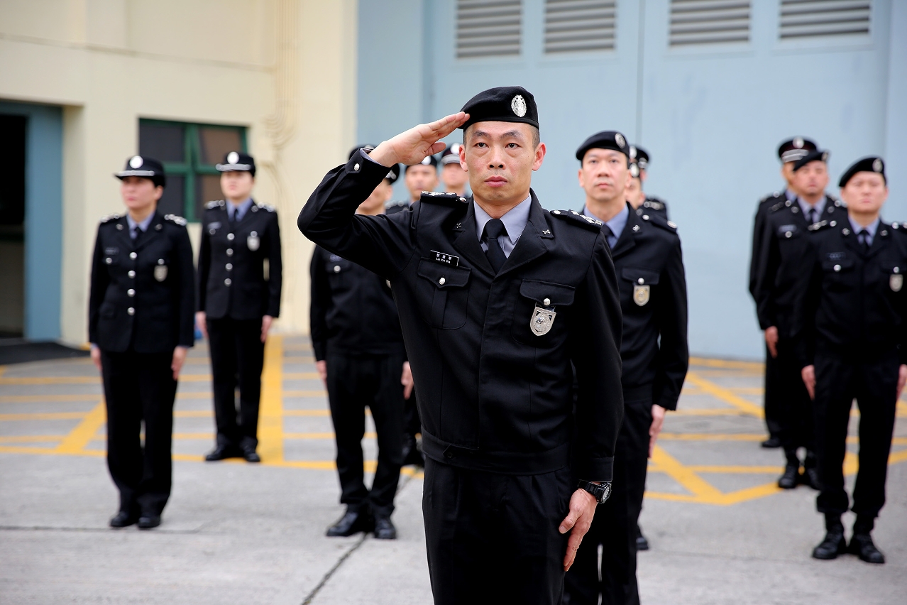 十六名副警長宣誓就職，當中黎建華副警長於培訓中獲得最優異成績
