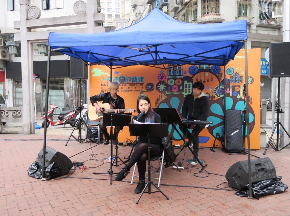 Na Feira das Artes, realiza-se um mini-concerto apresentado por bandas locais e de Hong Kong que animam o ambiente.