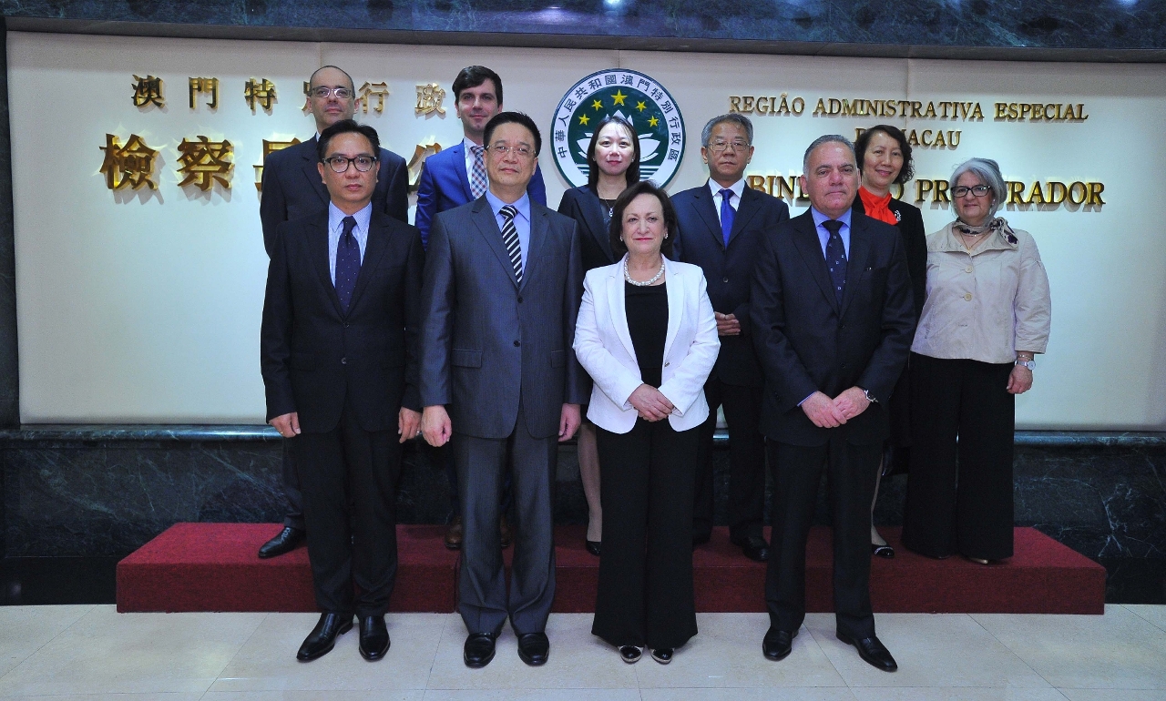 A comitiva do Ministério Público da República Portuguesa, liderada pela Procuradora-Geral a visitar o Ministério Público da Região Administrativa Especial de Macau