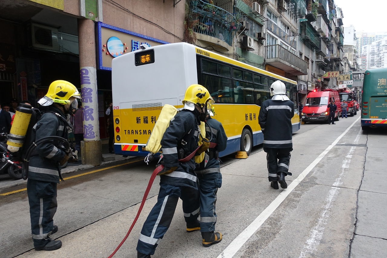 O teste verifica a capacidade de resposta aos imprevistos dos serviços públicos e das operadoras de autocarros durante o período de execução do corredor exclusivo.