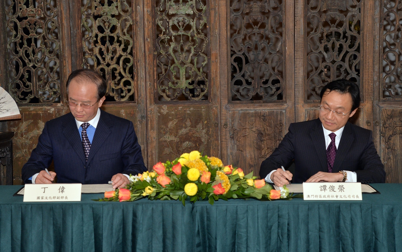O Vice-Ministro da Cultura da RPC, Ding Wei (à esquerda) e o Secretário para os Assuntos Sociais e Cultura da RAEM, Alexis Tam (à direita) assinaram o “Plano de Execução de Intercâmbio Cultural e de Cooperação entre a China Continental e a RAEM 2016-2018”