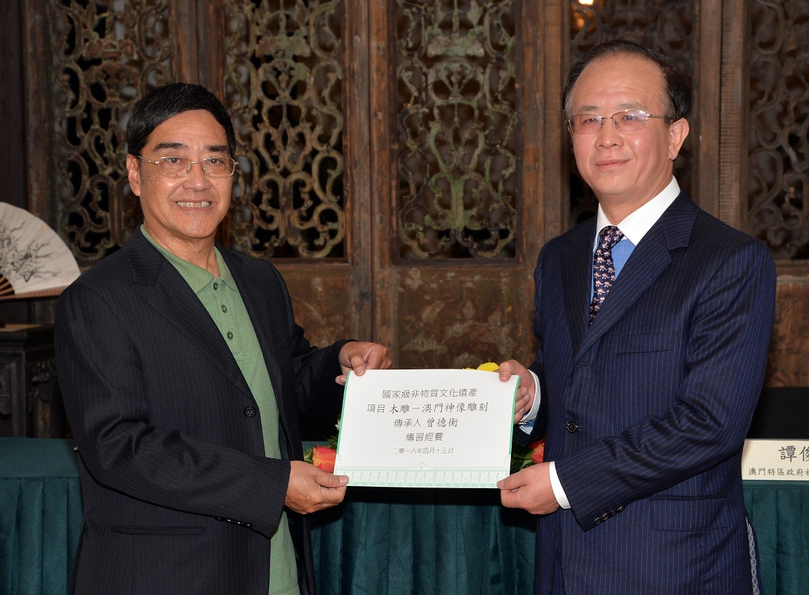 O Vice-Ministro da Cultura da RPC, Ding Wei (à direita) distribuiu verbas ao herdeiro representativo do “Património Cultural Intangível” a Nível Nacional － a escultura de ídolos sagrados de Macau, Tsang Tak Hang(à esquerda).