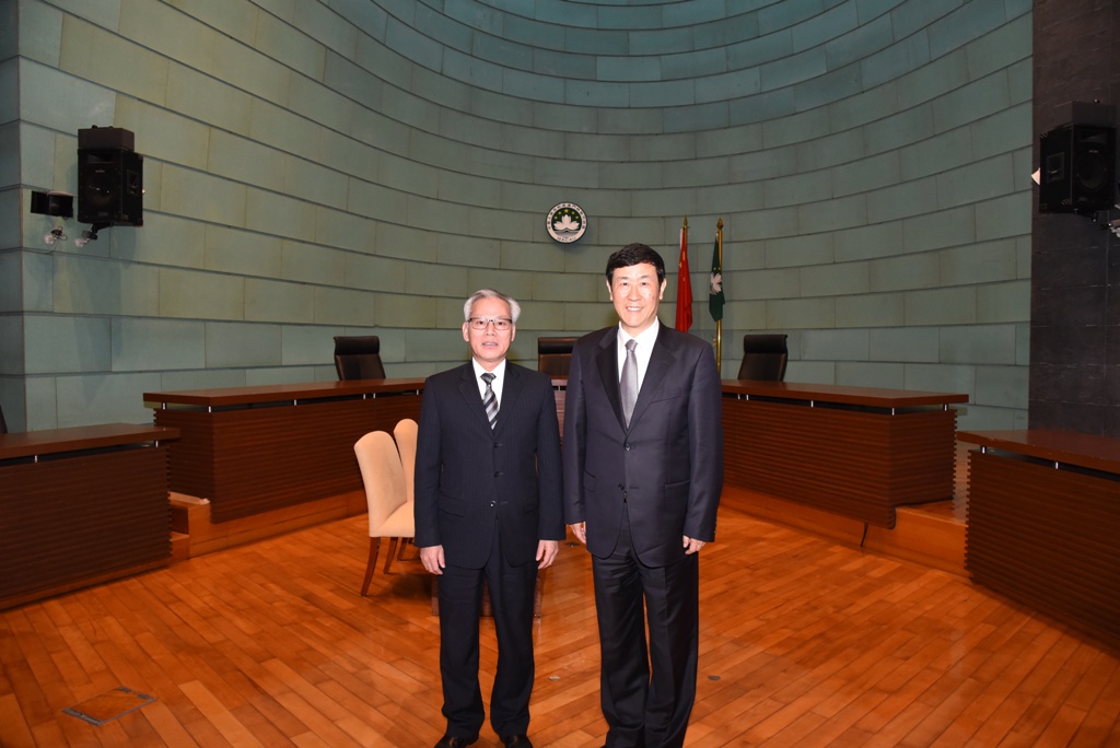 Fotografia do Dr. Sam Hou Fai e Dr. Shen Deyong na sala de audiência do Edifício dos Tribunais de Última e Segunda Instâncias