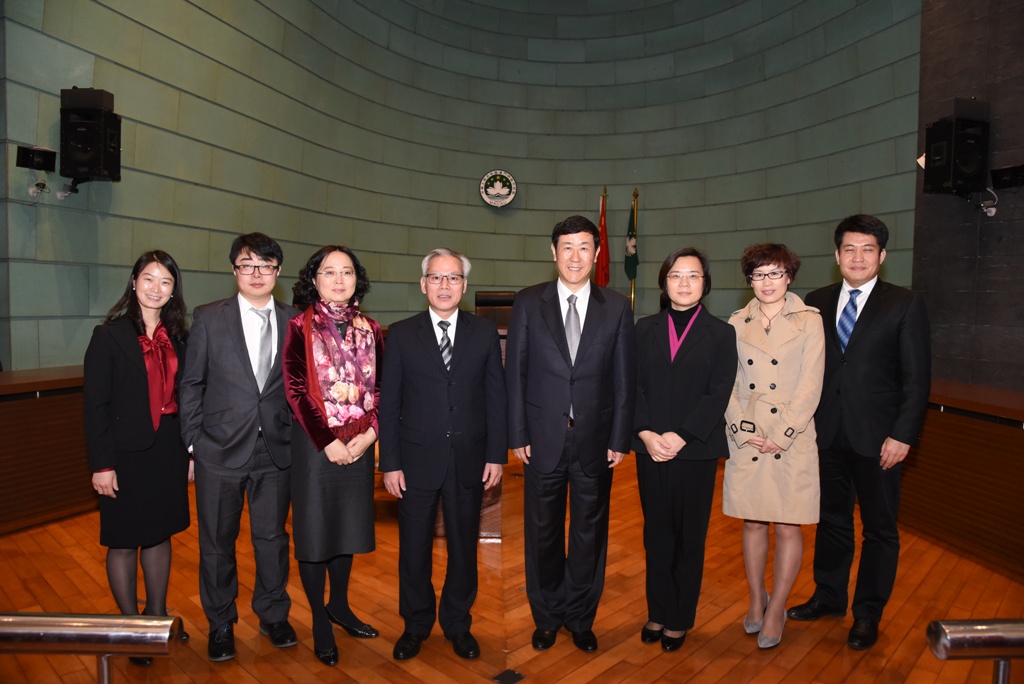 Visita da delegação às instalações dos tribunais em companhia do Dr. Sam Hou Fai e Dr.ª Song Man Lei